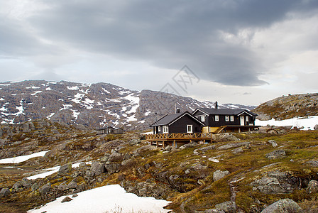 山上小木屋旅行孤独住宅天气天空爬坡山脉全景小屋场景图片