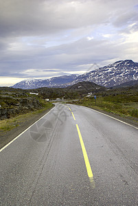 通往挪威山地的道路 通过Bjornfild路图片