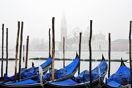 雾中的威尼斯贡多拉斯教会缆车图片