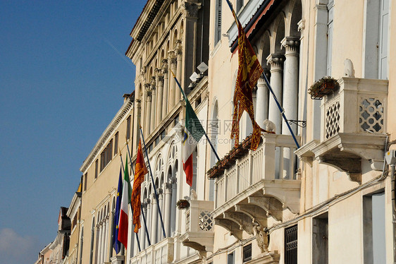 建筑和旗帜图片