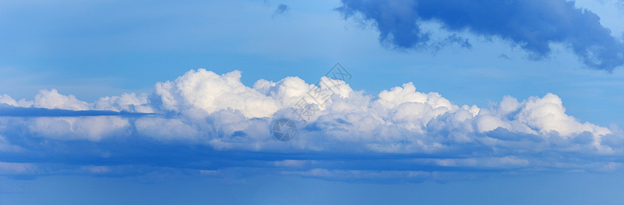 天空中的长云-全景照片图片