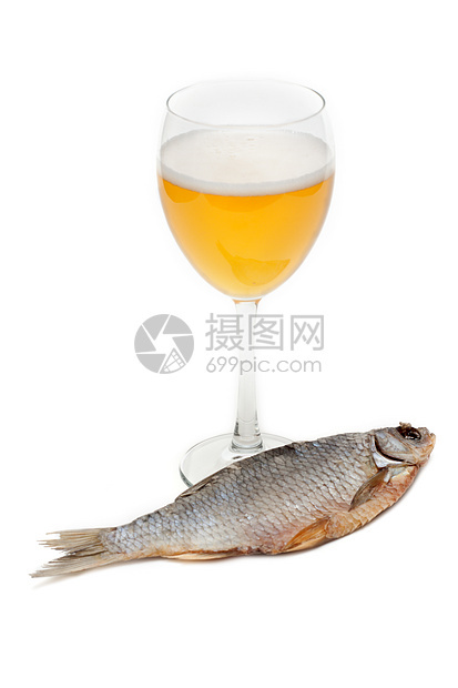 Goblet啤酒和干鱼养分动物美食食物液体海鲜泡沫气泡吃饭酒杯图片
