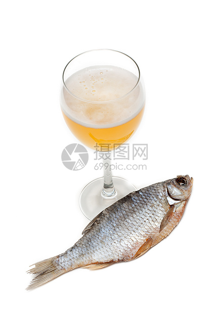 Goblet啤酒和干鱼吃饭海鲜腌鱼泡沫动物金子小吃盐水养分食物图片