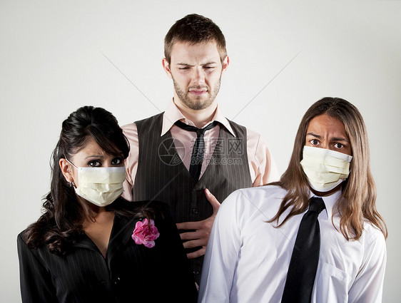 戴面罩的病人和忧心病男同事图片