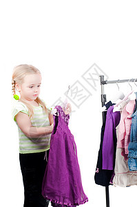 托德勒女孩和服装衣架工作室衣服闲暇衬衫架子店铺织物纺织品衣帽架图片