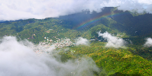 来自Petit Piton的Soufriere城市惊奇爬坡村庄峡谷绿色房子天堂岩钉彩虹图片