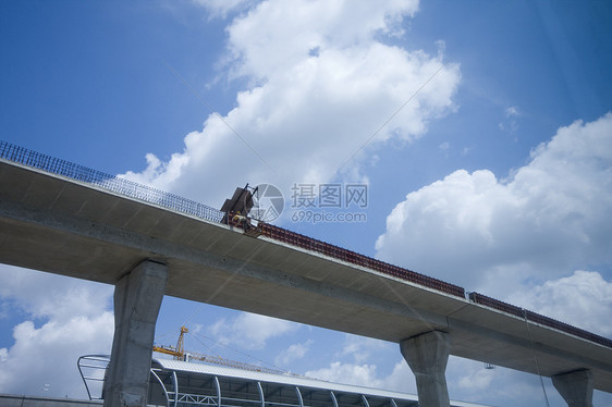 和蓝色天空背景( E)图片