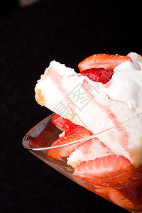 草莓小蛋糕美食玻璃奶油海绵甜点水果食物浆果鞭打蛋糕图片