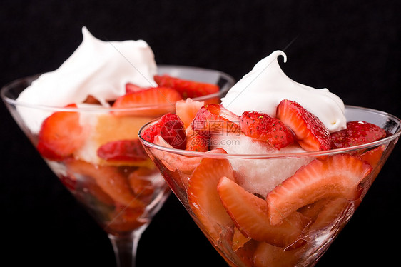 草莓小蛋糕水果海绵蛋糕鞭打食物浆果面包配料甜点奶油图片