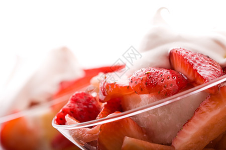 草莓小蛋糕玻璃浆果甜点海绵水果奶油鞭打红色蛋糕配料图片