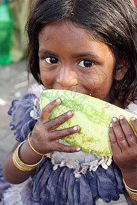 贫穷中的饥饿女童图片