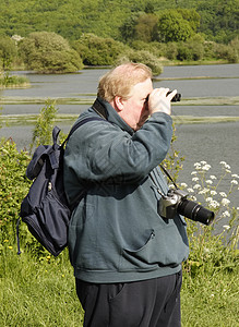 发现鸟类的男子乐趣鸟类学眼镜场地闲暇观察者观鸟环境爱好追求图片