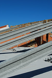 屋顶的框架框架关节工程房子建造灰色建筑天空木板住房蓝色图片