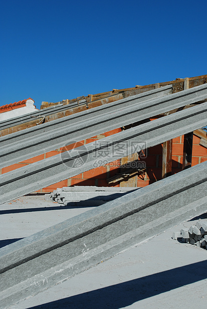 屋顶的框架框架关节工程房子建造灰色建筑天空木板住房蓝色图片