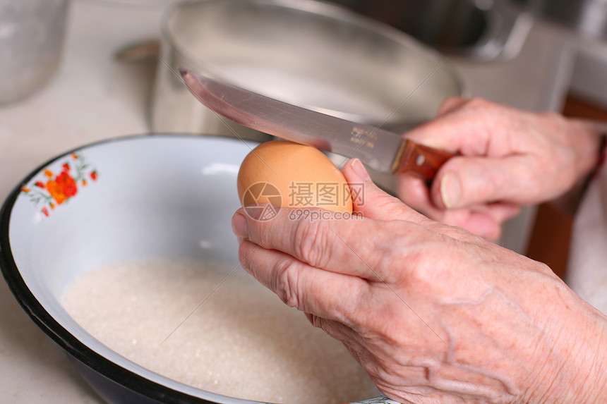 女人手里的鸡蛋女士食谱营养糕点裂缝家庭盘子女性早餐祖母图片