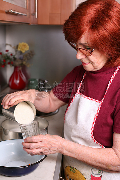 外婆女人在做饭烹饪盘子美食主妇女性食物营养退休老年奶奶图片