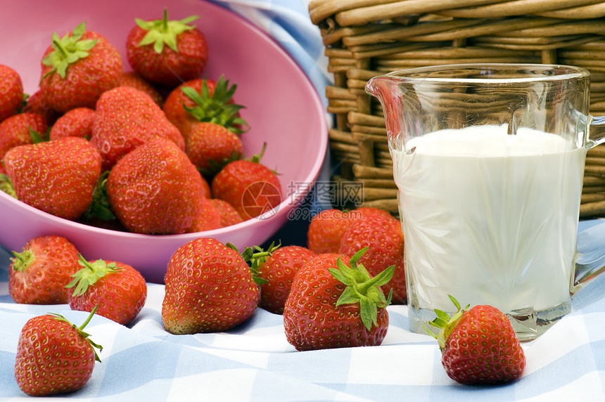 草莓野餐好处盘子季节奶油红色食物采摘水壶水果图片