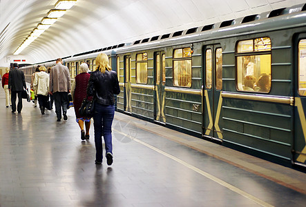 地铁旅行工作绿色运输火车隧道运动管子图片
