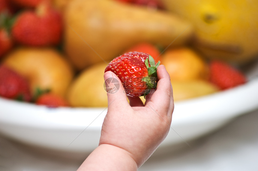 婴儿手与草莓宏观饮食甜点手指午餐水果小吃孩子早餐营养图片