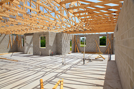 新住宅建筑 街墙和木制屋顶小管图片