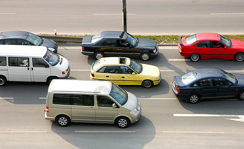 路上有许多车车辆黄色车道驾驶街道假期交通民众旅行红色图片