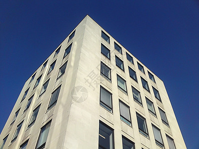 廉价大楼商业建筑职场地标蓝色玻璃白色窗户办公楼天空图片