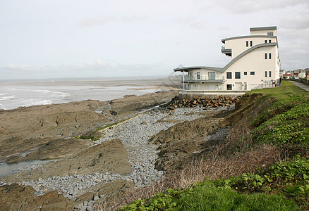 现代建筑海洋风景海岸线海岸房子天空建筑物岩石石头海滩图片