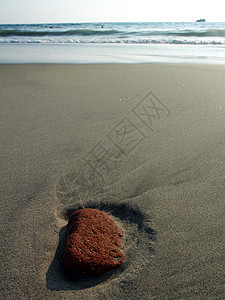 红石在墨西哥波多埃斯康迪多的沙滩上海景天空海岸线石头场景海洋风景地平线日落假期图片