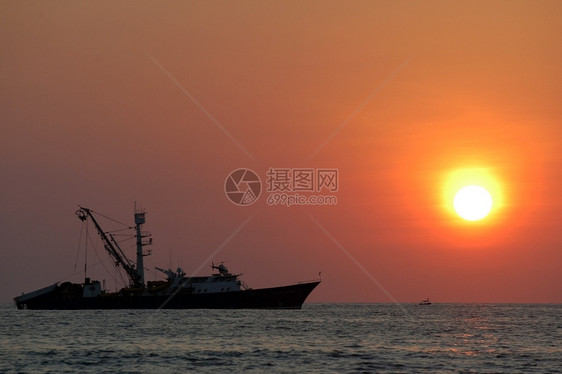 北埃斯康迪多港日落海面橙子地平线渔夫天空反射太阳阳光旅行场景钓鱼图片