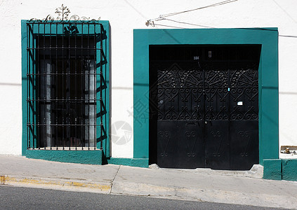 墨西哥瓦哈卡街遗产窗户灯笼反射格栅建筑学街道爬坡阴影入口图片