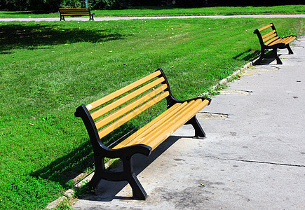 木制法官席公园长椅休息草地植物孤独草皮木头衬套院子图片