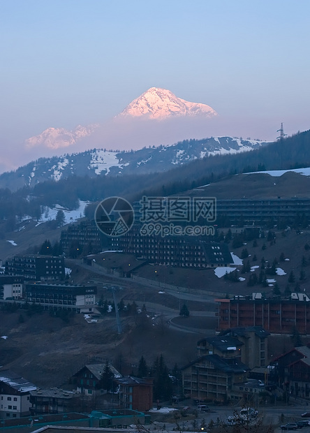 冬冬山冰川地形蓝色星星全景滑雪天空假期场景岩石图片