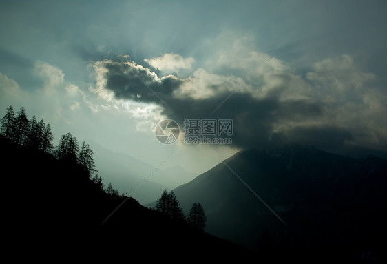 冬冬山天际太阳冰川滑雪地标地形岩石假期场景蓝色图片