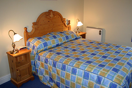 卧室亚麻旅馆风格摆设枕头汽车房间木头休息家具图片
