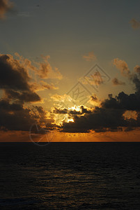 日出绿岛红太阳海滩绿色太阳海洋红色图片