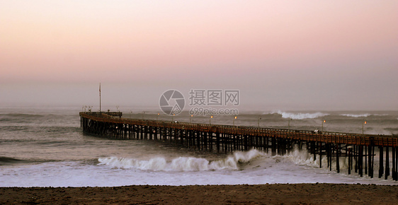 海洋浪潮风暴码头冲浪损害海景海滨泡沫木头洪水海浪海岸线地平线图片