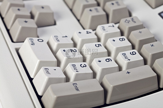 旧的德国电脑键盘的详细内容电子灰色按钮硬件办公室变音元音塑料职场特写图片