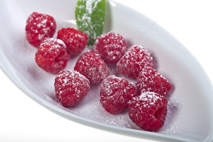 盘子里有冰糖的草莓水果叶子红色季节浆果食物甜点刨冰薄荷图片