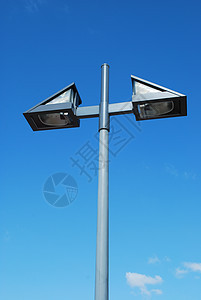 蓝色天空背景的现代街灯Name白色照明灰色框架建筑学金属灯泡玻璃人行道技术图片