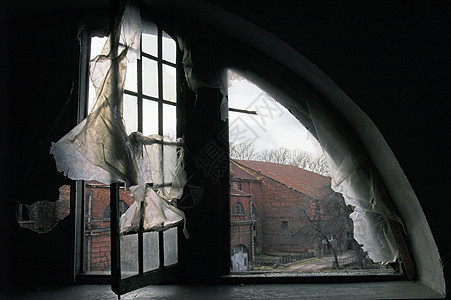弃置房屋中的窗口贫民窟营房建筑学垃圾废墟腐蚀天空报废建筑破坏图片