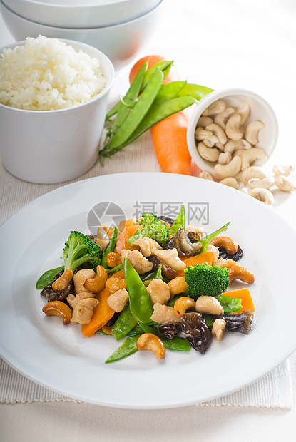 鸡肉和蔬菜油炸红色洋葱美食食物绿色午餐健康白色豆子图片