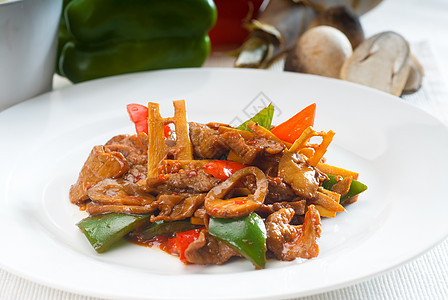 中国牛肉蔬菜和牛肉竹子美食食物洋葱绿色白色盘子红色黑色胡椒图片