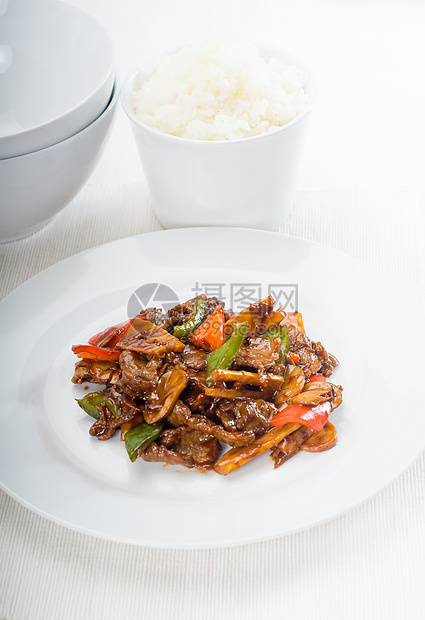 中国牛肉蔬菜和牛肉红色竹子黑色胡椒油炸盘子午餐白色绿色食物图片