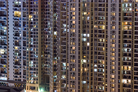 住宅楼在夜间前城市化日落住房居住夜景建筑物城市景观房子房地产图片