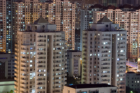 住宅楼在夜间前城市建筑物房地产公寓夜景阳台房子日落住房居住图片