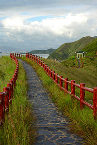 带远流的徒步路径公园国家楼梯小路荒野木头蓝色天空地平线远足图片