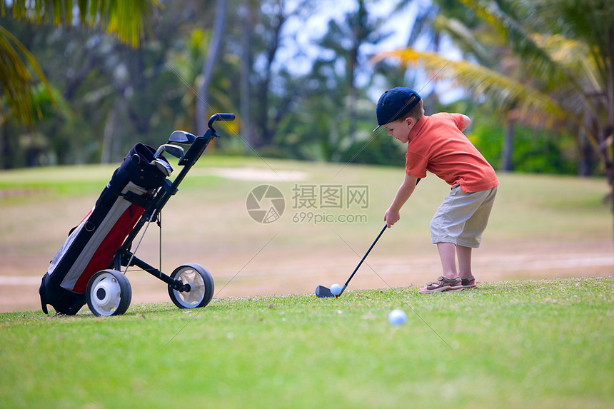 青年高尔夫运动娱乐假期热带俱乐部游戏休闲孩子行动活动图片