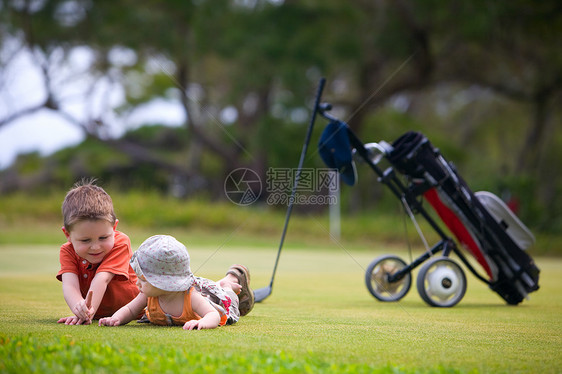 与孩子们一起高尔夫绿色兄弟俱乐部闲暇孩子女孩运动娱乐婴儿草地图片
