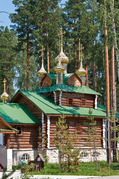 木林正教教堂在树丛中图片