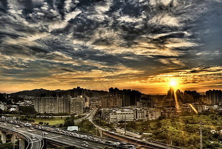 日落的城市景象图片